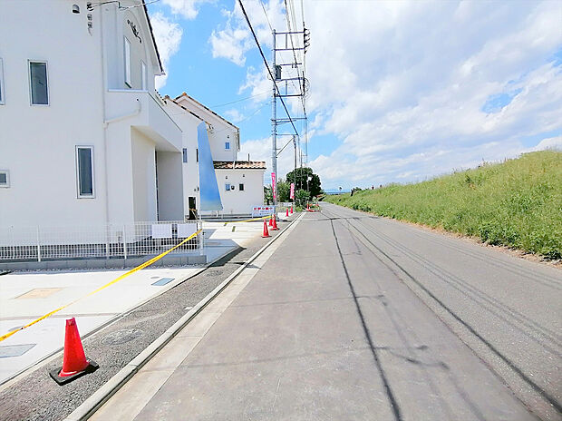 【前面道路含む現地写真】子育てにも嬉しい、緑豊かな自然が広がる閑静な住宅地です。この機会に是非現地をご覧ください。