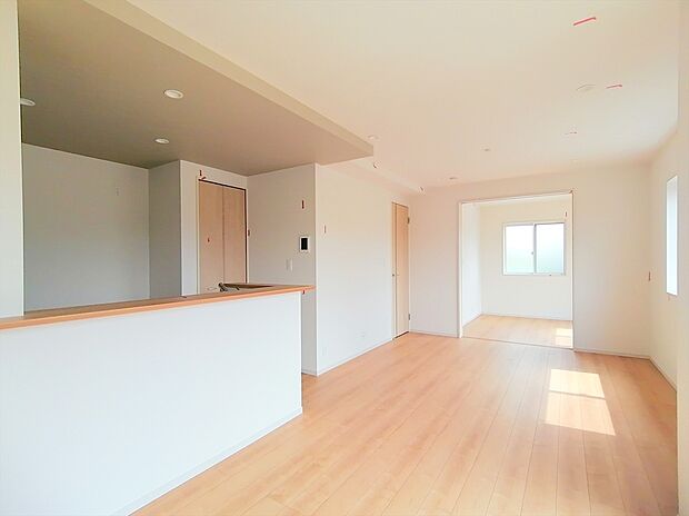 【リビング】オープンでのびやかな空間を生み出すこだわりの「広がり」と「ゆとり」。家族と過ごす時間を大切にした住空間です。
