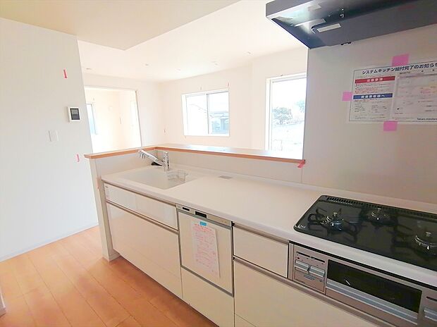 【キッチン】家族が集まるリビングダイニングキッチンは自然とコミュニケーションが取れる設計となっております。
