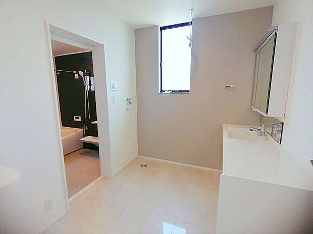 【洗面台】乾燥機、室内物干も設置された脱衣場はゆとりがある広さです。