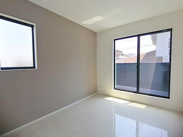 【洋室】シンプルなアクセントクロスがおしゃれな空間を演出してくれます。