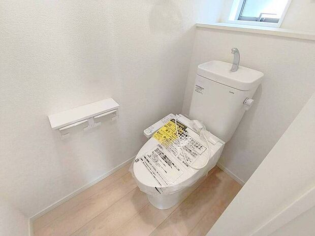 【【温水洗浄便座】】メーカーによってはウォシュレット・シャワートイレともいいますね♪魅力は清潔な状態をキープする事が出来、冬になると便座が冷たいなんて思いもしなくてすみます!!