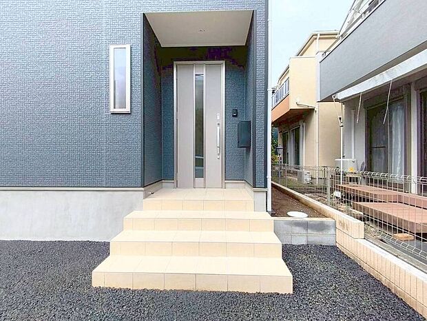 【玄関】玄関はおうちの顔です。いつも明るくキレイな状態でご家族の帰りをお待ちします。お子様のお留守番にも安心なTVモニター付インターホン完備です。