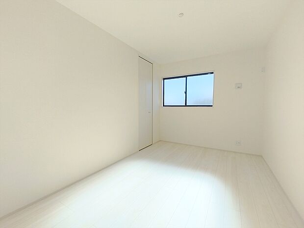 【居室】ゆったりとくつろげる落ち着いたプライベートルーム。静かな環境でリラックスタイムを過ごせます。