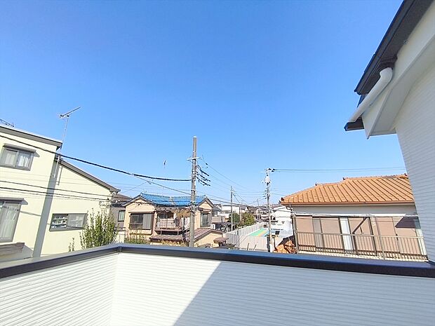 【住戸からの眺望】明るい採光と通風が望めるバルコニーからの眺望!静かな住環境を再認識させられます。