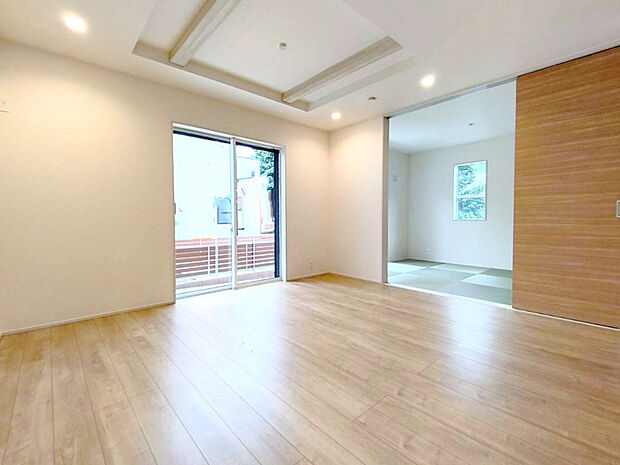 【リビング】採光良好なリビングは、ご家族の憩いの空間。居心地の良い快適な安らぎの場所にもなりそうです。