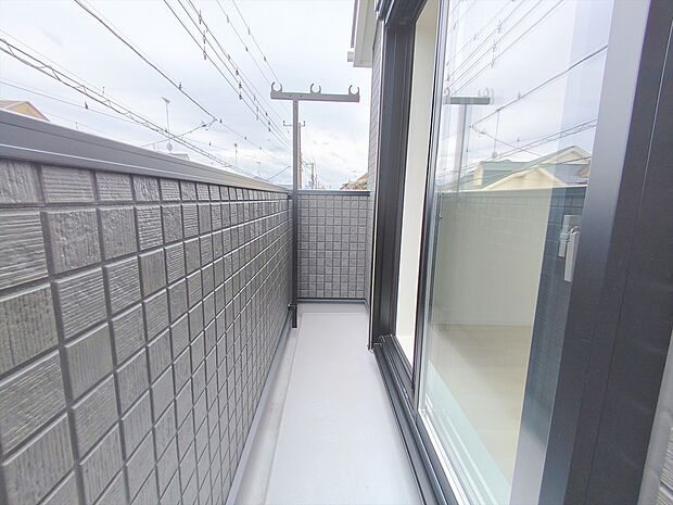 【バルコニー】陽当りの良いバルコニー。心地よい風が吹き込み洗濯物だけでなく、お布団もふっかふかです。