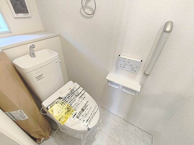 【【温水洗浄便座】】メーカーによってはウォシュレット・シャワートイレともいいますね♪魅力は清潔な状態をキープする事が出来、冬になると便座が冷たいなんて思いもしなくてすみます!!