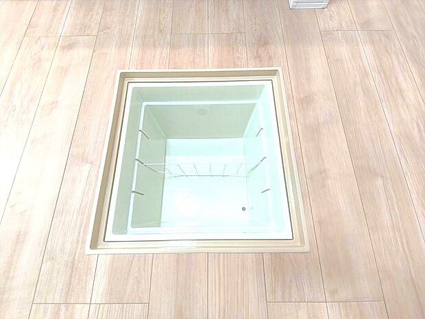 【床下収納】キッチンには床下収納つき。キッチンスペースはいつでもスッキリです。