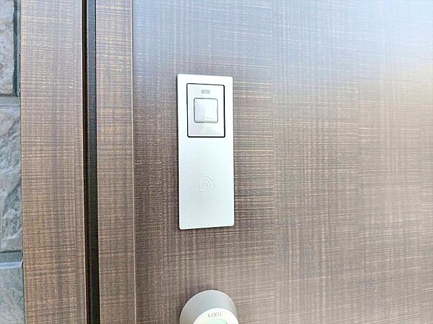 【玄関カードキー】ボタンを押して、カードキーやタグキーを“かざす”だけで施解錠!荷物を抱えながら、「カギはどこにしまったのかしら」そんな面倒がなくなります。