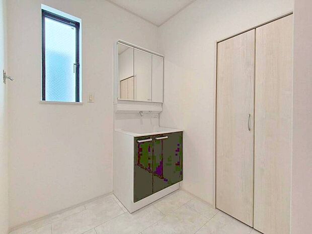 【洗面所】サニタリースペースには窓が備えられております。毎朝の身支度も、陽の光差し込む明るい空間で、快適にお使い頂けそうです。
