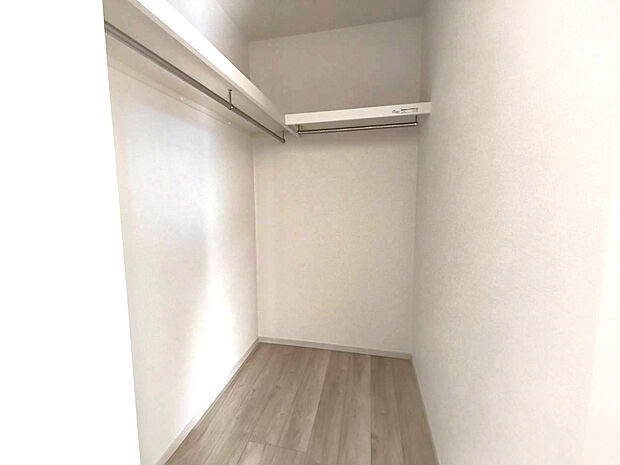 【ウォークインクローゼット】嬉しい大型収納は衣替え不要ですぐに使え、片付け上手に！