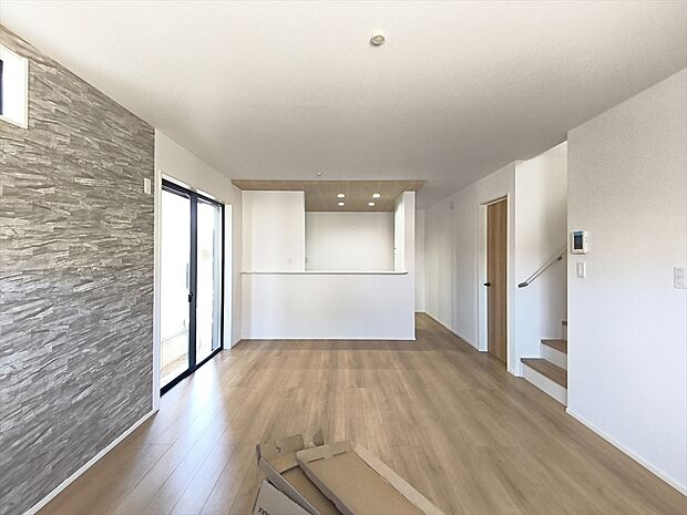 【リビング】オープンでのびやかな空間を生み出すこだわりの「広がり」と「ゆとり」。家族と過ごす時間を大切にした住空間です。
