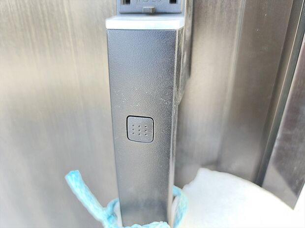 【【カードキー】】暗がりで鍵穴を探すこともなく、細かい作業が難しい子どもや高齢者でも簡単に解錠可能のカードキーを採用。お子様を抱いていたり、両手が買い物袋でふさがっていることが多い方に！