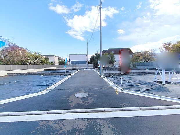 【前面道路】前面道路は住宅地専用の道路。車通りも少なく、子育てにも安心です。