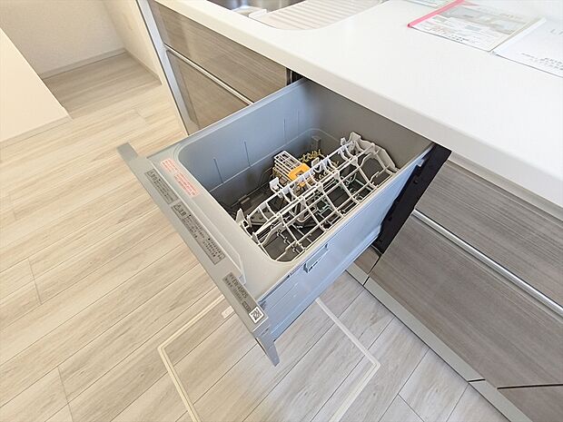 【ビルドイン食洗機】手洗いよりも経済的で家計に優しい「ビルトイン食洗機」が標準装備なのは強い味方ですね。