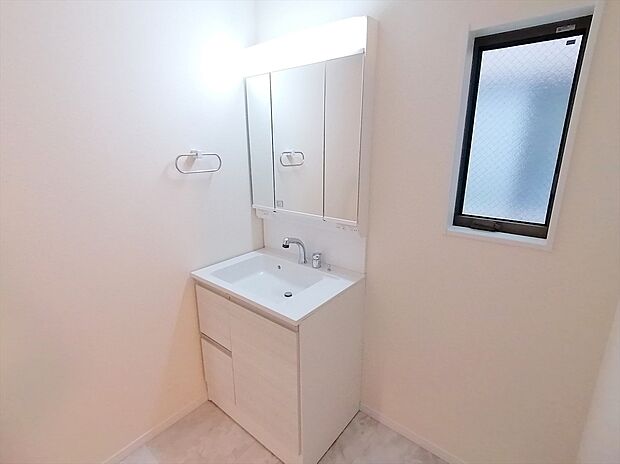 【三面鏡化粧台】収納力と機能性に優れたお手入れラクラク三面鏡洗面化粧台です。朝の身支度にも大活躍!