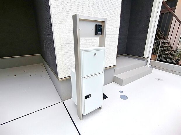 【宅配BOX】不在中でも荷物が受け取れる「宅配ボックス」付! 安心してお出かけが出来ますね!