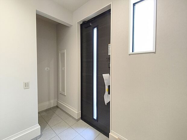 【玄関】玄関は清潔感のある空間にしたいもの。ご家族が多いご家庭にはとても便利なシューズ・イン・クローゼット付きです。