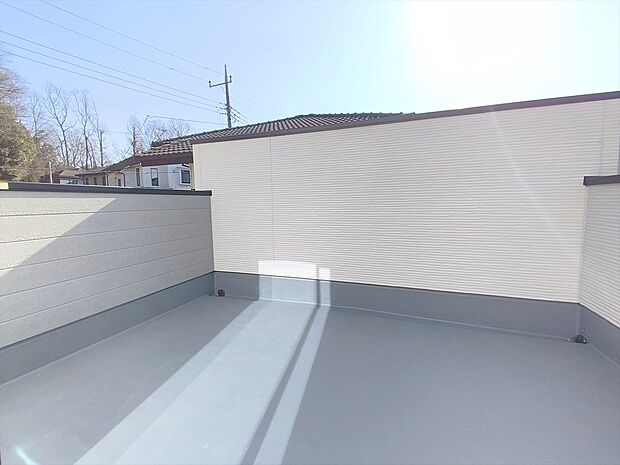 【バルコニー】広々としたバルコニーは洗濯物を干すだけでなく、多目的に活用できそうです！