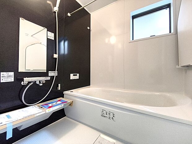 【バスルーム】浴室暖房換気乾燥機付き、1坪タイプのユニットバス。スタイリッシュなデザインにお手入れのしやすさも兼ね備えました。