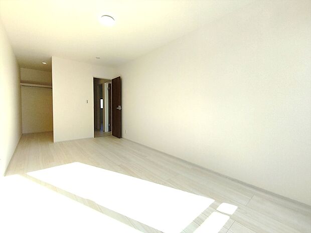 【居室】明るく風通しのいい部屋は自由なプライベート空間。ゆっくりとくつろぐスペースとしてもご利用いただけます!