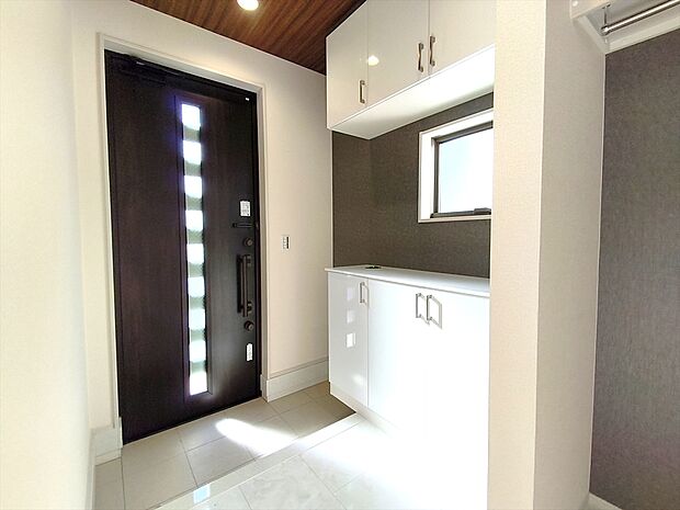 【玄関】毎日利用する玄関は明るく快適に!採光を考え抜いて造られた玄関は「行き」も「帰り」も優しく家族を送り出し出迎えてくれます。