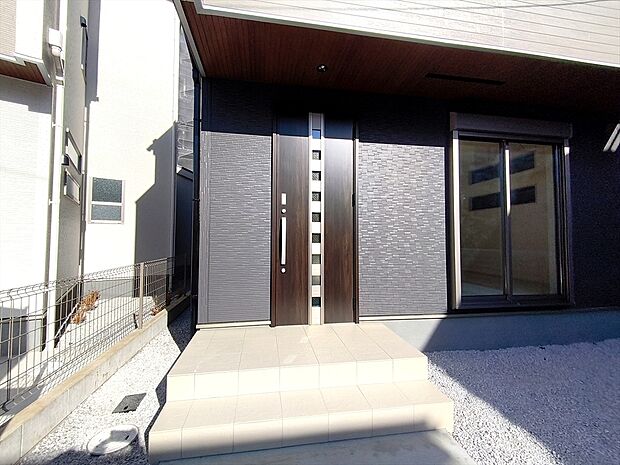 【玄関】玄関ドアはカードキー付!タッチするだけでいいので両手がふさがっていもらくらく解錠!