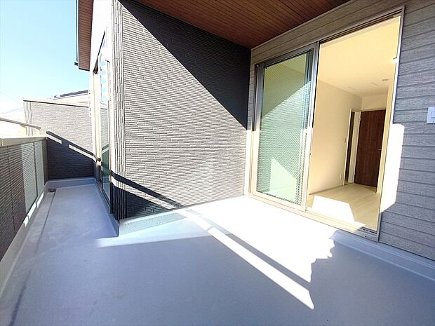 【バルコニー】広々スペースのバルコニー。たくさんのお洗濯物もお布団も一緒に干すことができます。