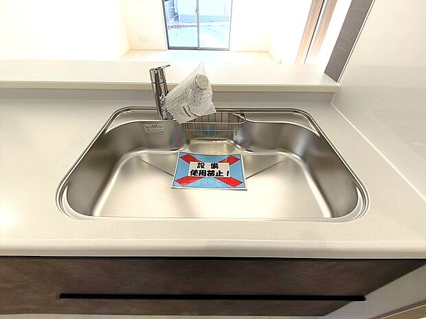 【浄水機能付き蛇口】浄水器をスリムに内蔵したハンドシャワー式の水栓金具です。いつでもおいしい水をいつでも手軽に使えます