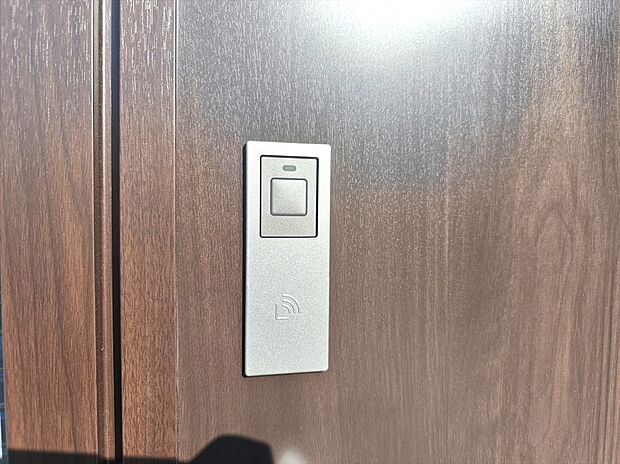 【カードキー】玄関ドアはカードキー付!タッチするだけでいいので両手がふさがっていもらくらく解錠!
