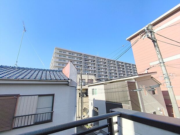 【眺望】日当たりがよく心地よい風を感じることができるバルコニー。お洗濯やお布団を干すのも快適です。