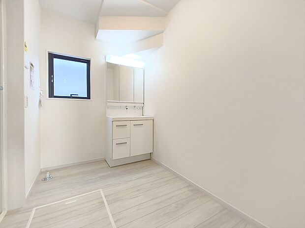 【洗面所】シンプルなデザインの洗面化粧台は使いやすく、お掃除も楽です。鏡の裏はすべて収納になっているので、ドライヤーなどすっきりと片付きます。