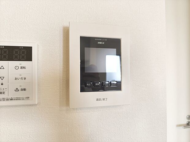 【【モニター付きインターホン】】玄関を確認しなくても誰が来たのかすぐわかります。訪問者を確認してから会話することができますので安心して対応できます。