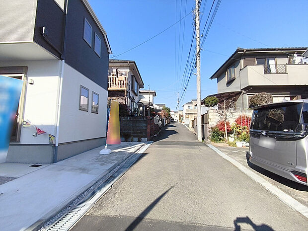 【前面道路含む現地写真】住みやすさと利便性を兼ね備えた立地。高い住宅性能を備えた安心で暮らしやすい住まいです。