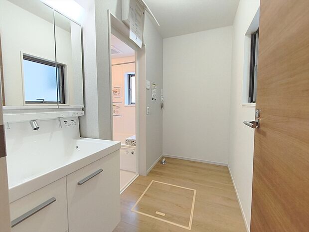 【洗面所】サニタリースペースには窓が備えられております。毎朝の身支度も、陽の光差し込む明るい空間で、快適にお使い頂けそうです。
