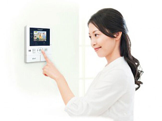 【モニター付きインターホン】玄関を確認しなくても誰が来たのかすぐわかります。訪問者を確認してから会話することができますので安心して対応できます。