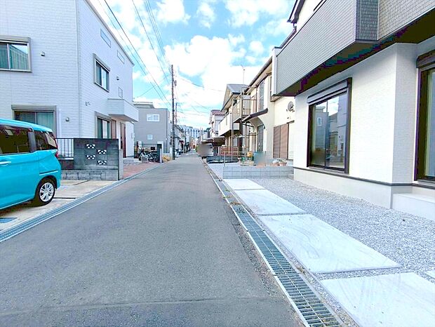 【前面道路含む現地写真】前面道路は住宅地専用の道路。車通りも少なく、子育てにも安心!