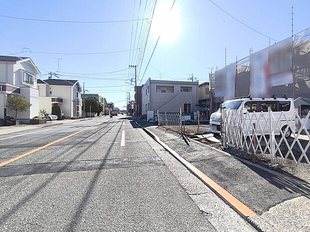 【前面道路】前面道路は約12mの幅広な道路です。入出庫の際もらくらくです。