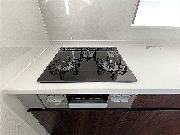 【【3口コンロ】】 凹凸が少ないフラットトップコンロ。お掃除もラクラクです。