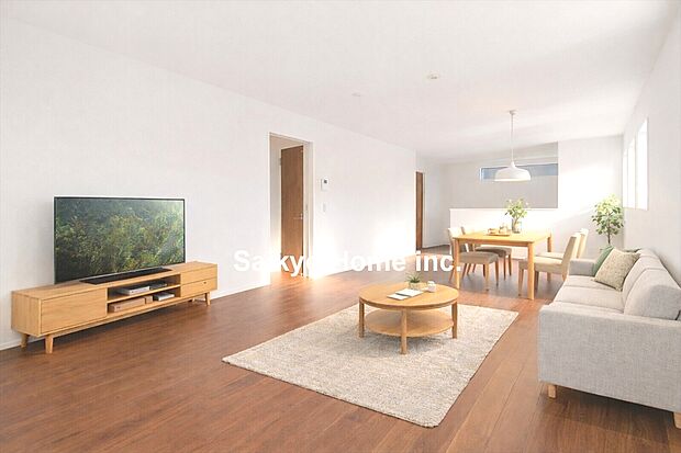 【リビング】南向きの大きな窓からは柔らかな光が差し込み、１年を通して明るくリビングを照らしてくれます。自然と家族の笑顔と心穏やかな一時を感じる事ができる、そんな空間になりました。※家具等はCG加工しております。