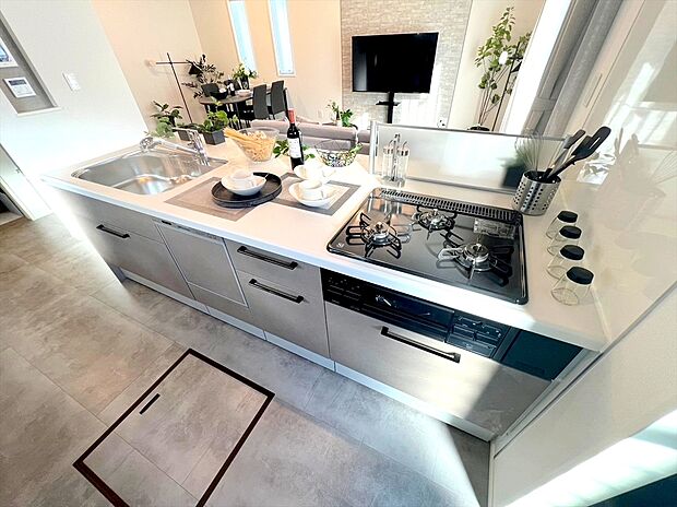 【施工例】お掃除しやすくお手入れ簡単、火力の調整がしやすいIHコンロを採用。お部屋を見渡せる対面式なので、小さなお子様がいても安心ですね。