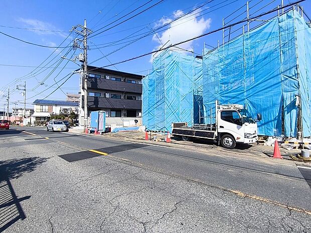 【前面道路含む現地写真】前面道路は8ｍです。