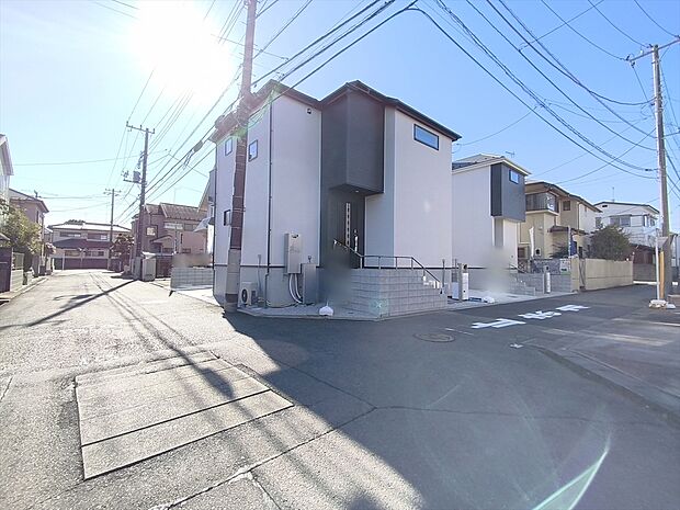 【前面道路】前面道路は車通りも少なく子育てにも安心の環境です。