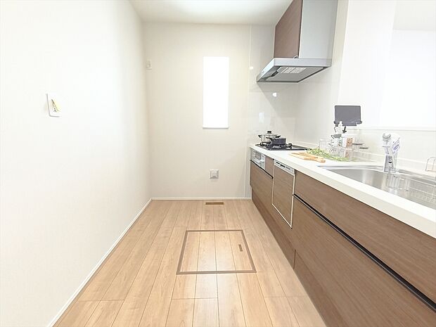 【キッチン 】家族が集まるリビングダイニングキッチンは自然とコミュニケーションが取れる設計となっております。