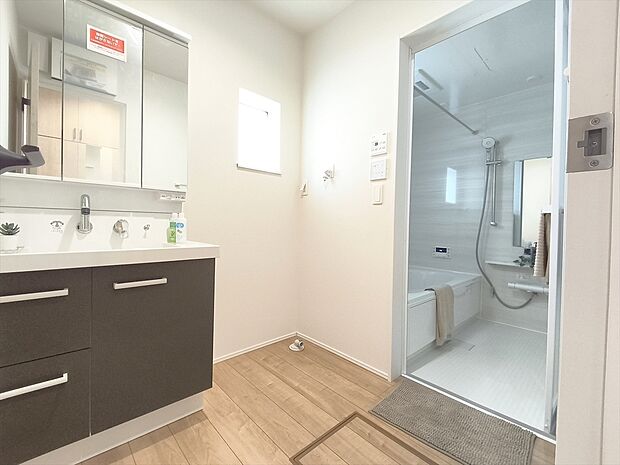 【洗面所】サニタリースペースには窓が備えられております。毎朝の身支度も、陽の光差し込む明るい空間で、快適にお使い頂けそうです。