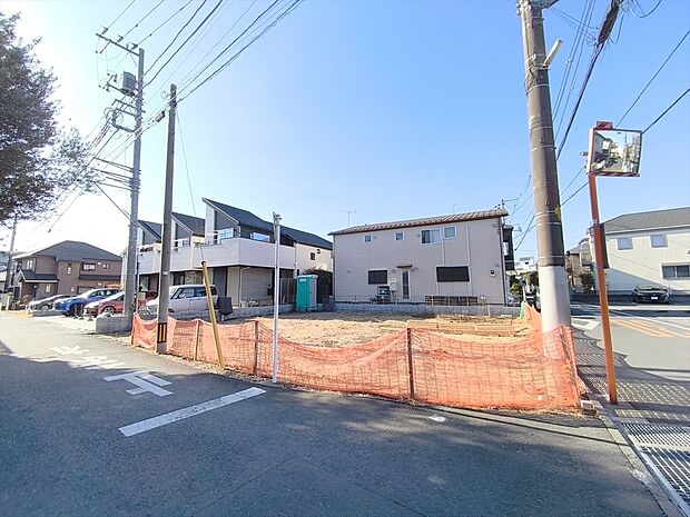 【現地外観】全2棟。建設工事も始まりました！3LDK駐車1台可全2棟！エコジョーズや食洗機等欲しい設備も満載です