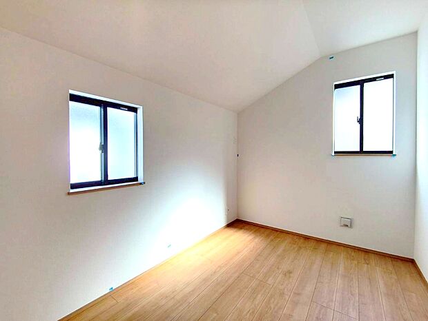 【【複層ガラス(Low-eガラス)】】 空気層が一般複層ガラスサッシの2倍の遮熱効果を発揮します。夏の強い日差しをカットし、冷房効果を高めます