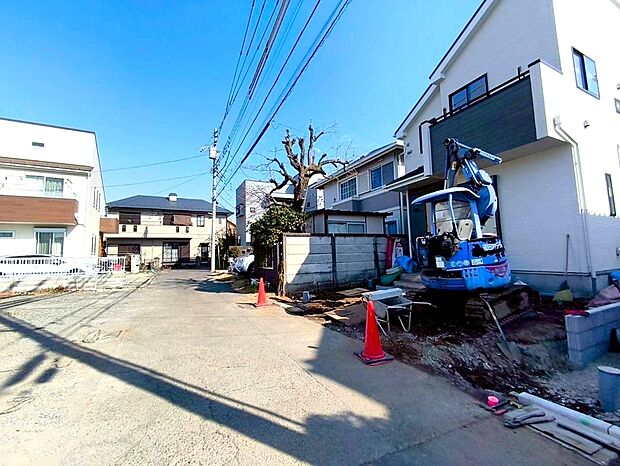 【前面道路含む外観】前面道路は4mの幅広な道路です。入出庫の際もらくらくです。