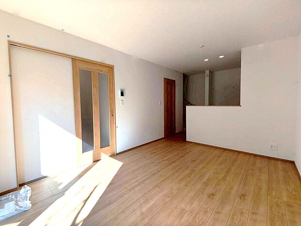 【リビング】のびやかに広がるリビングは、一年を通して爽やかな光と風に癒される家族のなごみ空間です。